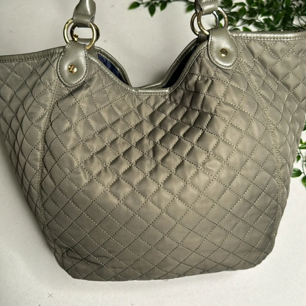 ♥️🐢 Tommy Hilfiger Tote 🐢♥️ - Picture 6 of 10